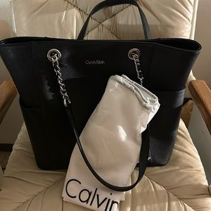 Large Calvin Klein bag—great for traveling! Includes designer drawstring pouch.